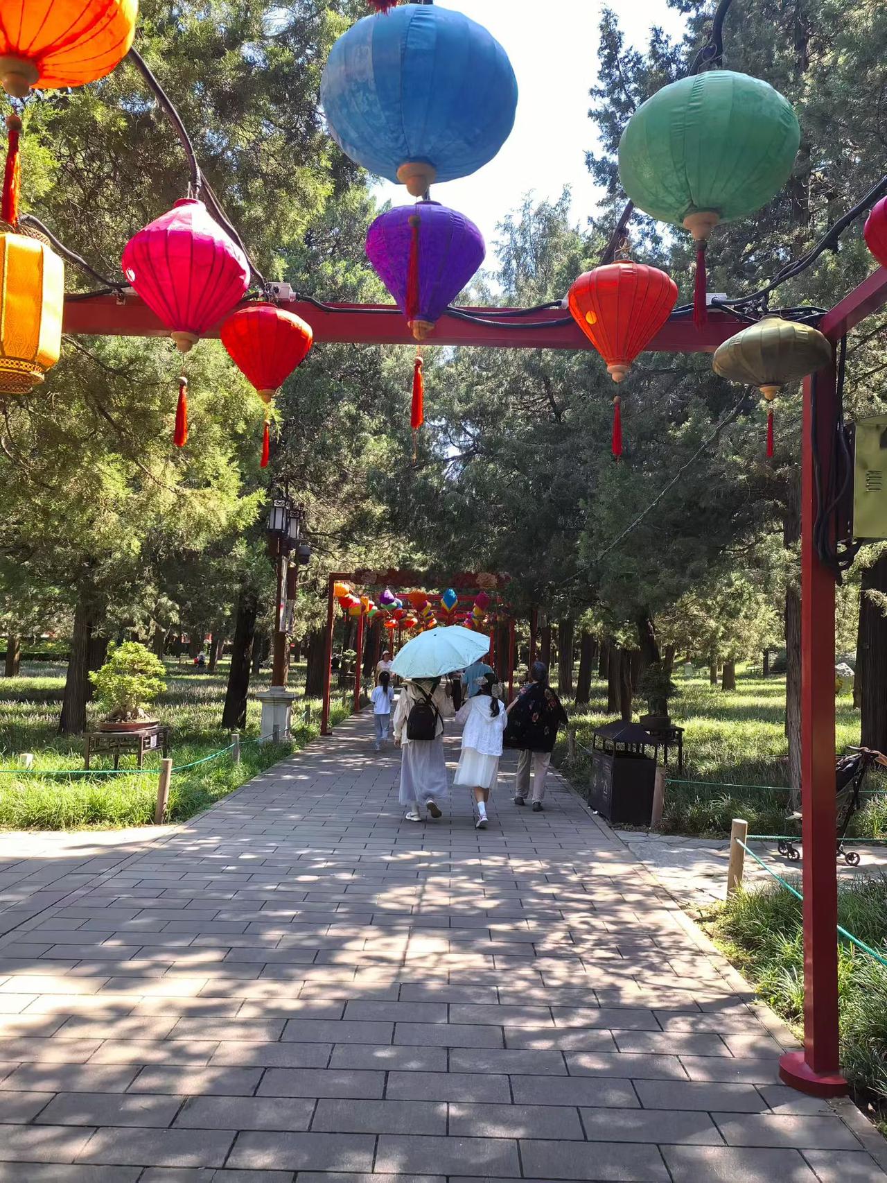 ​
2. 漫步林间古苑，看亭台楼阁，赏满目风光，把喧嚣暂放，收获一份悠然惬意