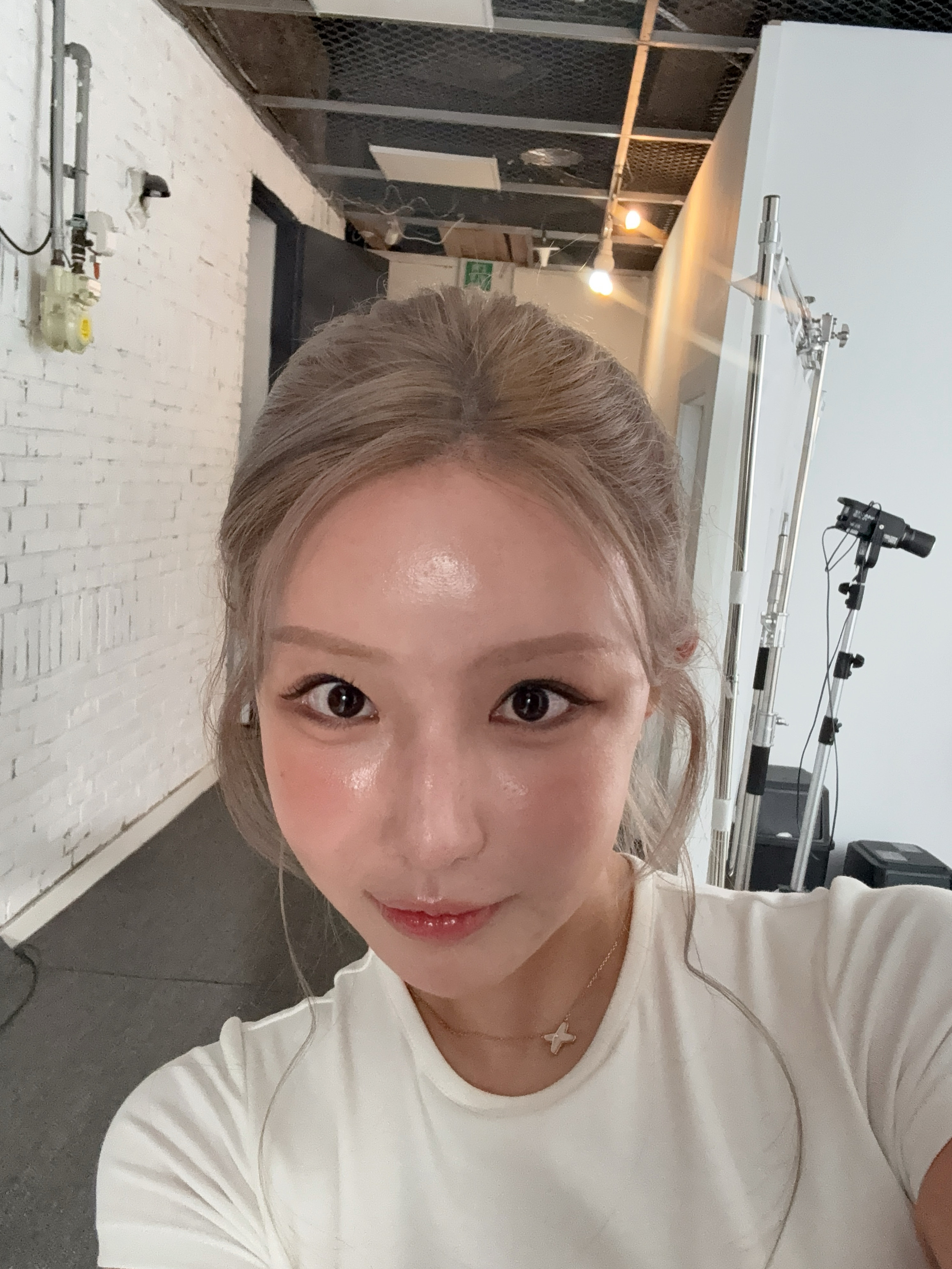 本次韩国染的头发！一分钱一分货，没有出现下面的分层了，从土金色又变成砂金了。砂金