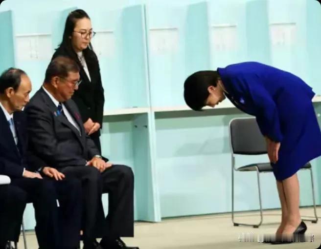 石破茂装好人了？

8月21日。日本前首相石破茂终于说了句人话，直接点名批评现任