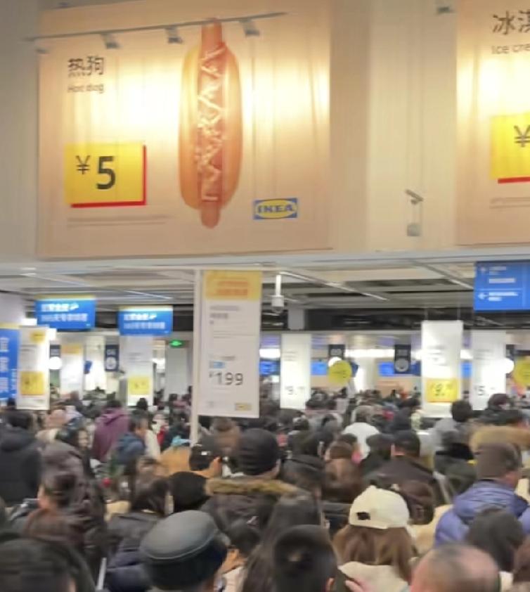 哎呀，这宜家，这阵势，这也不像要撤店啊！这明明像刚开业的样子啊！人山人海，据说排
