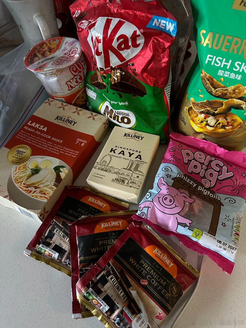 陈姐掏出来零零碎碎的一些新加坡零食，说过几天有空了会给我们家长做一次国民早餐Ka