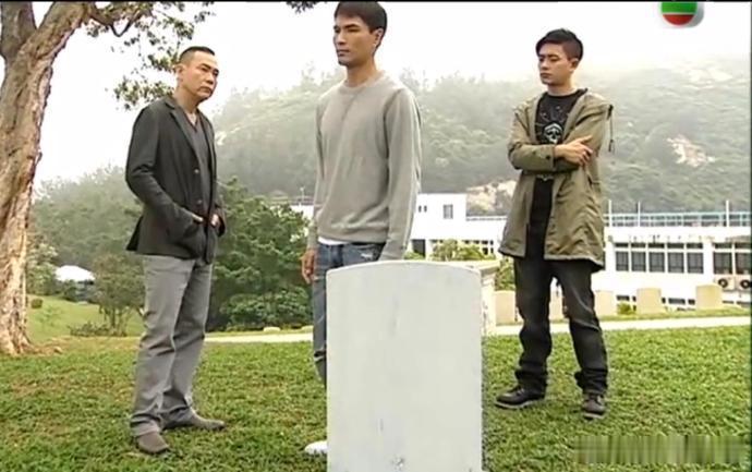 以前的港剧镜头真是令人惊叹，似乎完全不顾及演员的死活，却有着极为浓郁的活人感，那