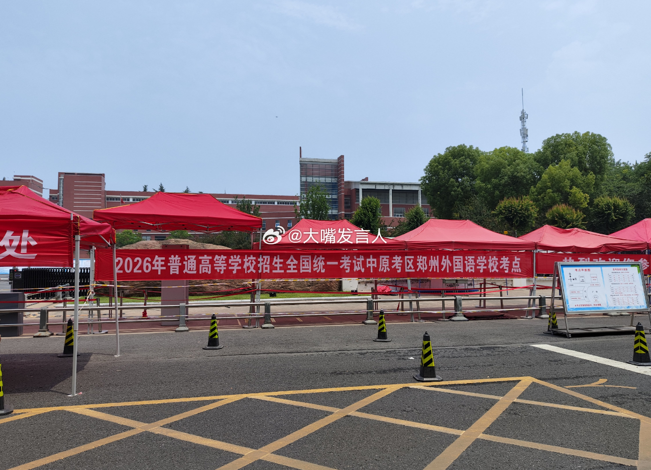 这是昨天在街上时拍的，郑州两处考点，河南省实验中学、郑州外国语学校，昨天空空的街