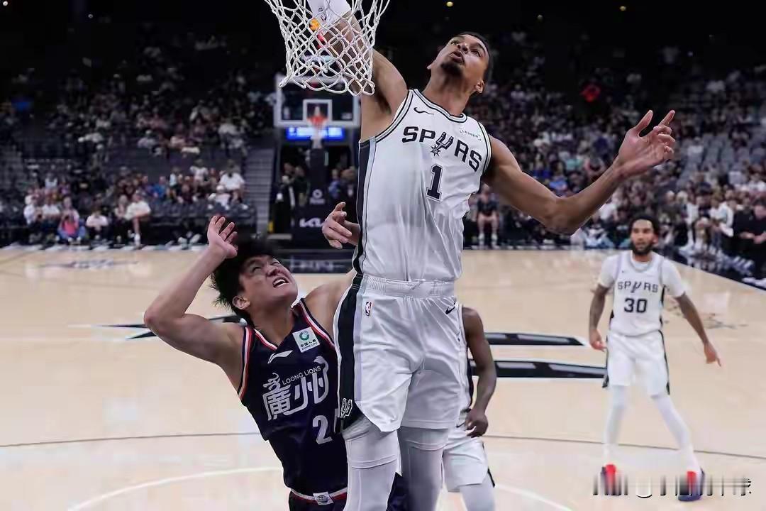 CBA状元陈国豪14分力压NBA状元

广州队NBA季前赛首秀对阵马刺队，虽然最
