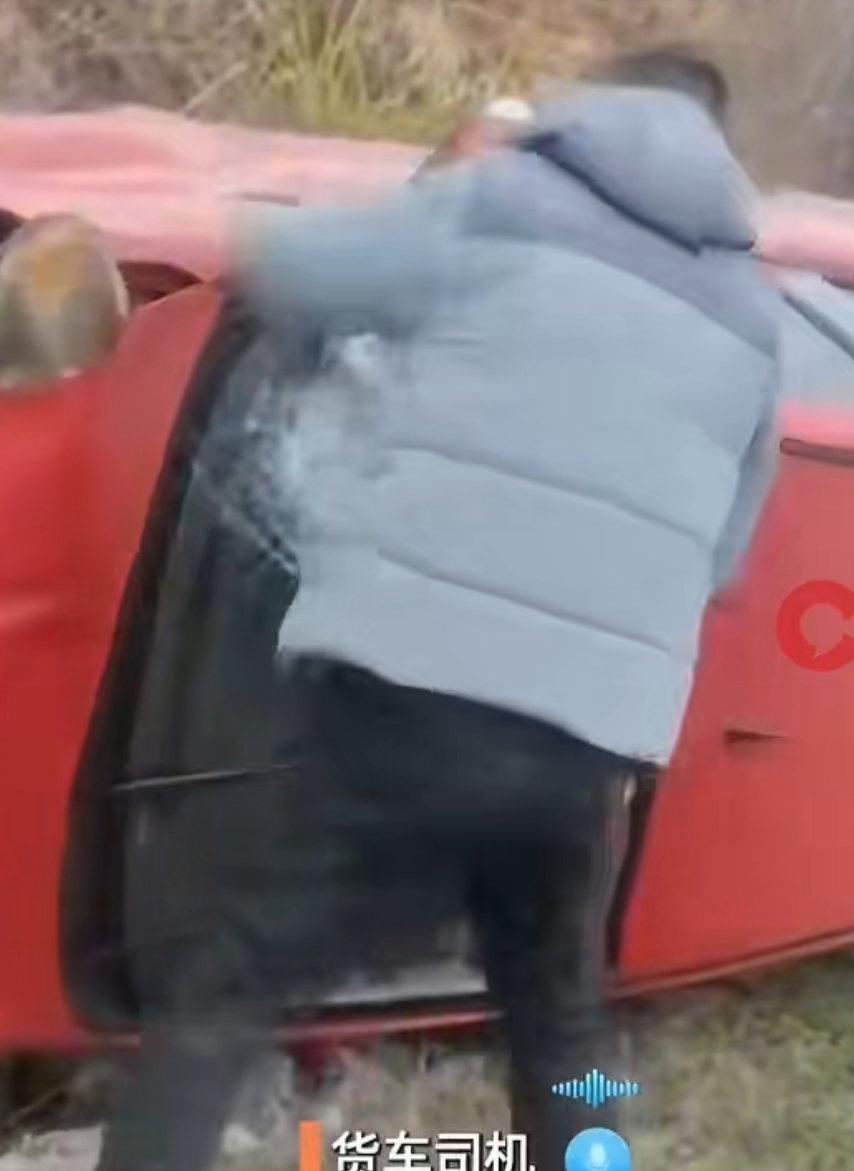 女子翻车被压货车司机带头救人装酒小车翻车冒烟货车司机徒手砸窗救人湖南湘乡一司机开