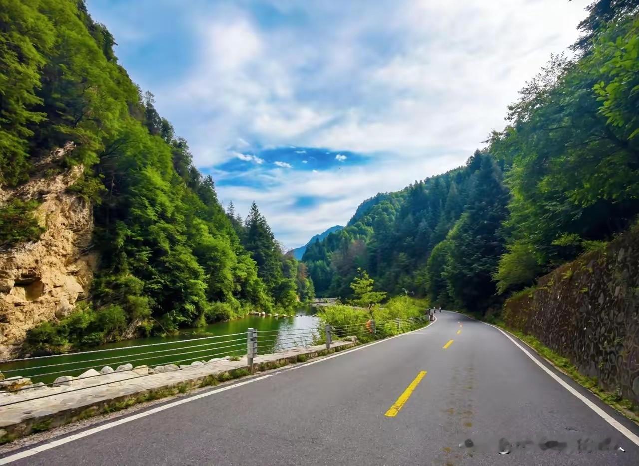 旅游的目的是放松一下，要是报旅行社旅游，那是折腾人，不是旅游。
旅游最好的方式就