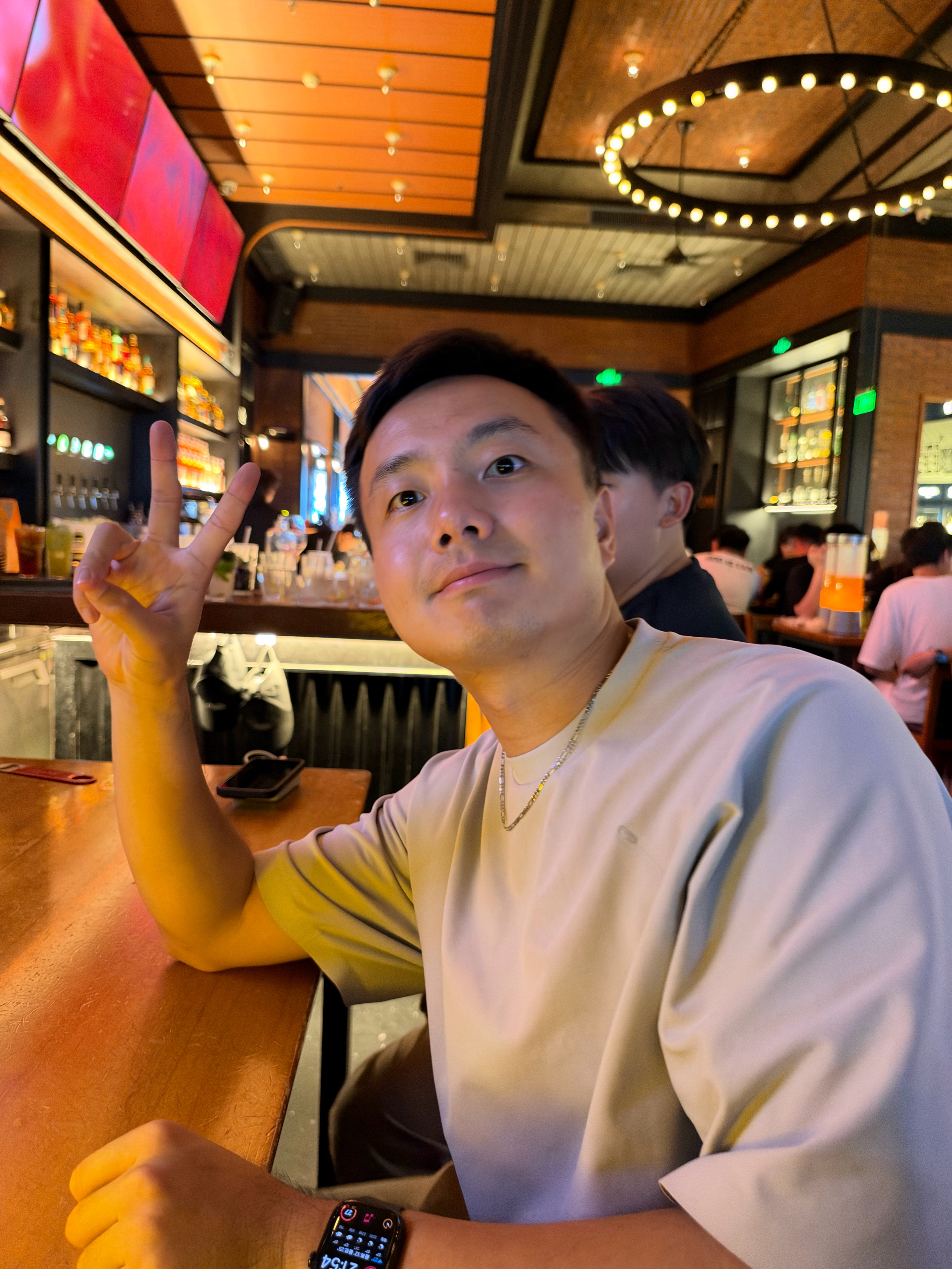 这么卷吗？出来喝酒带着摄影师出来剪视频[允悲]  ​​​