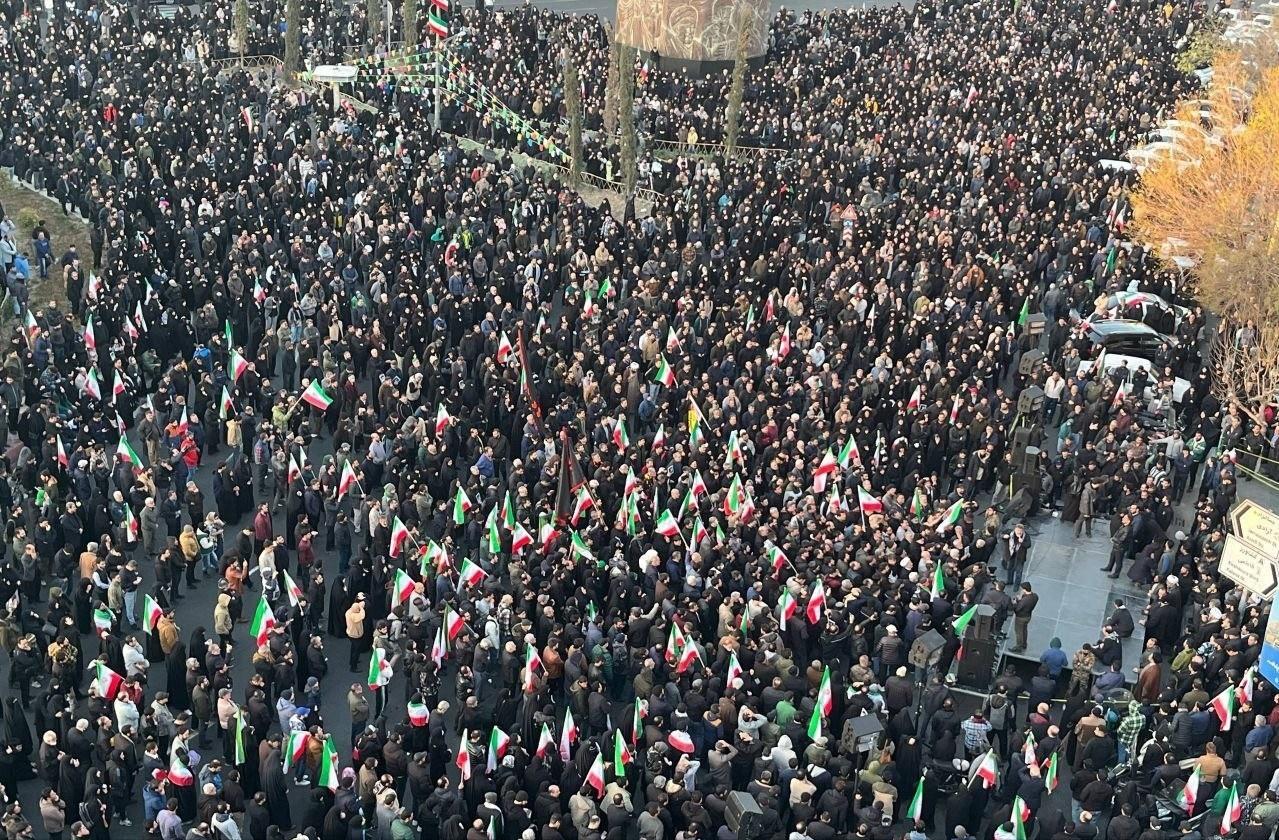 德黑兰街头涌现大批人群。他们绝无丝毫"推翻政权"之意，而是强烈要求为哈梅内伊之死