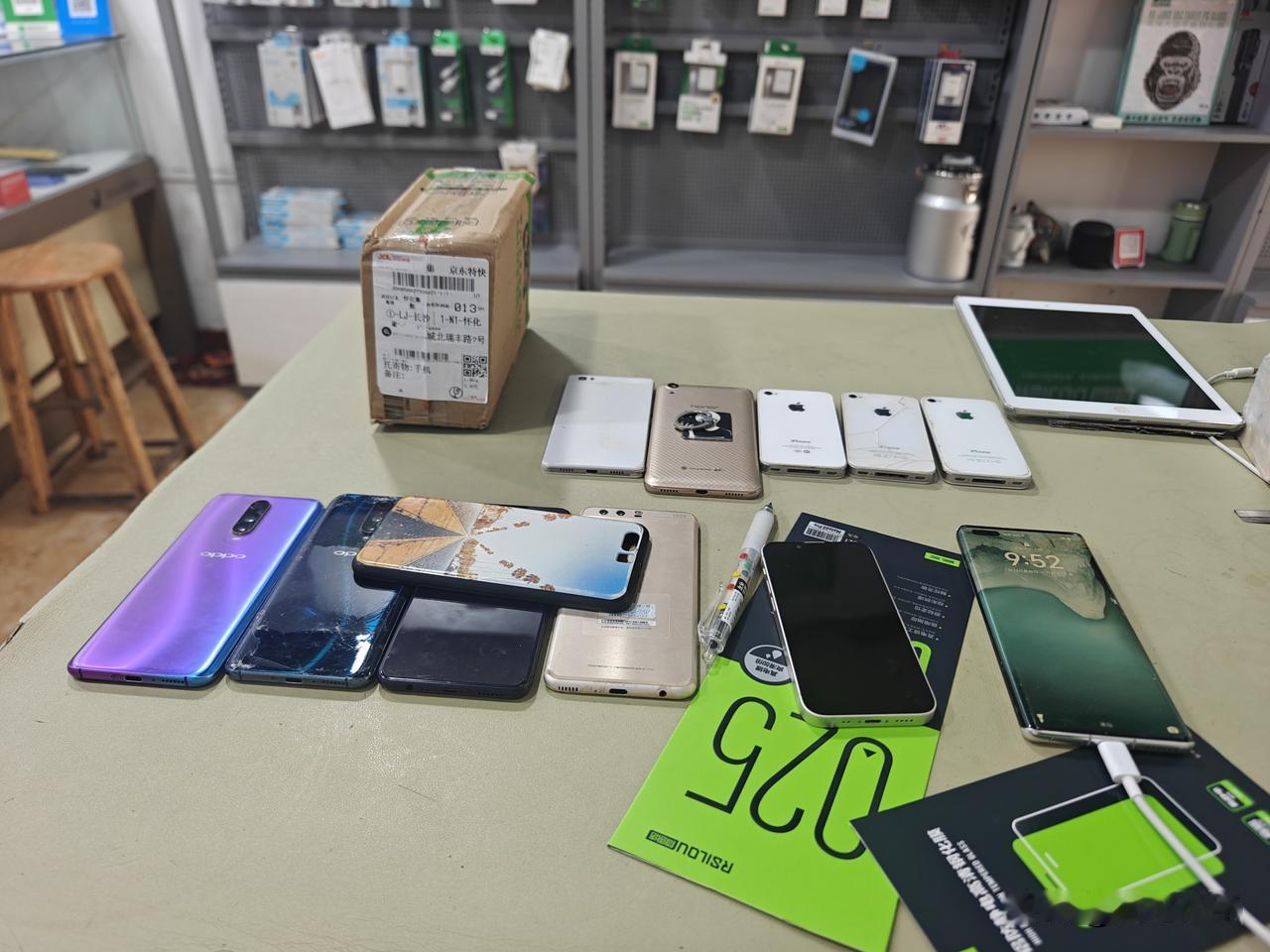 一大早就收了网友12台手机.这几天有不少网友私信我说 小手，你闲鱼手机太少了.我