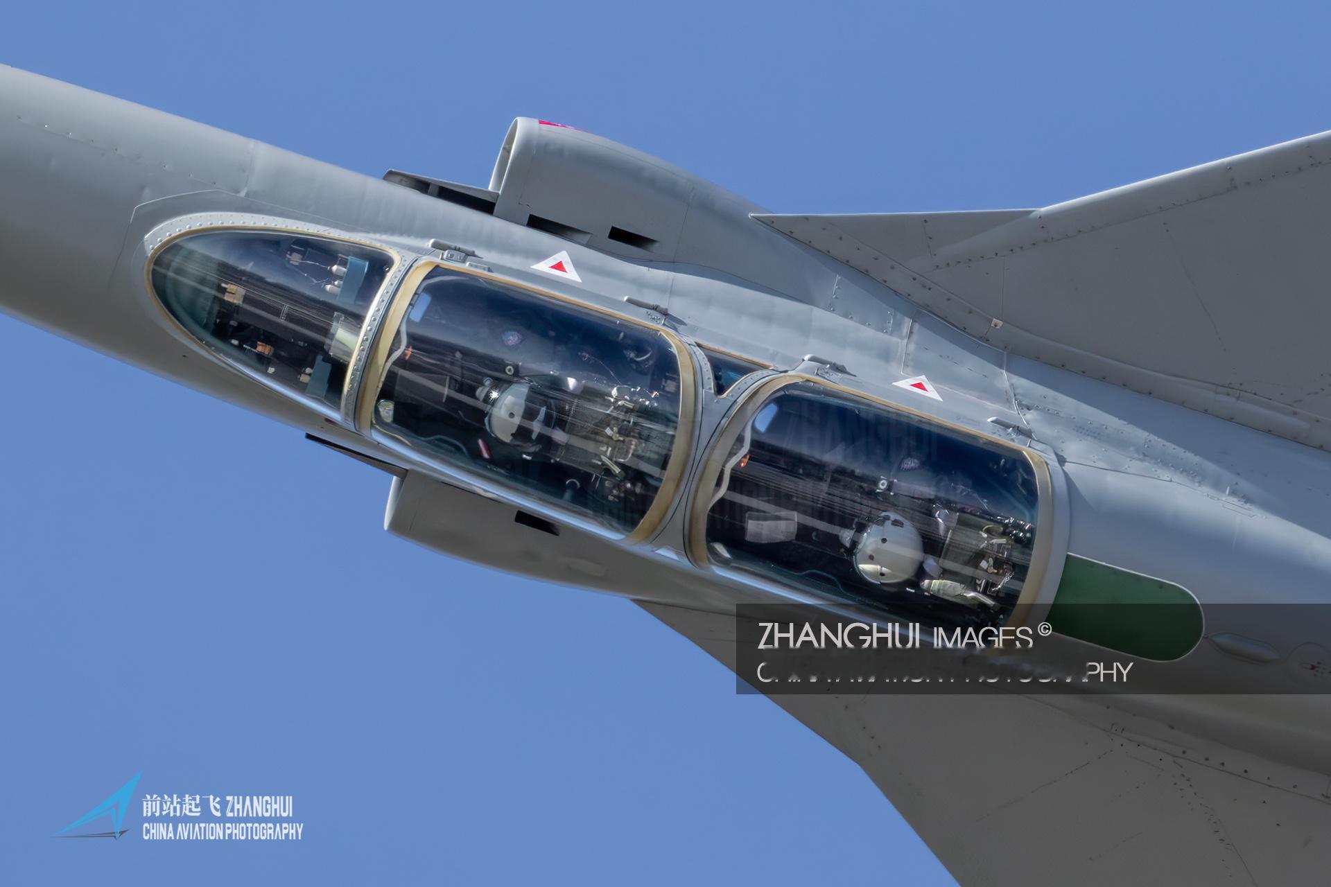 微博十大热门兵器海选 2025年最佳依旧是歼教9，虽然不是新飞机，但是飞行表演让