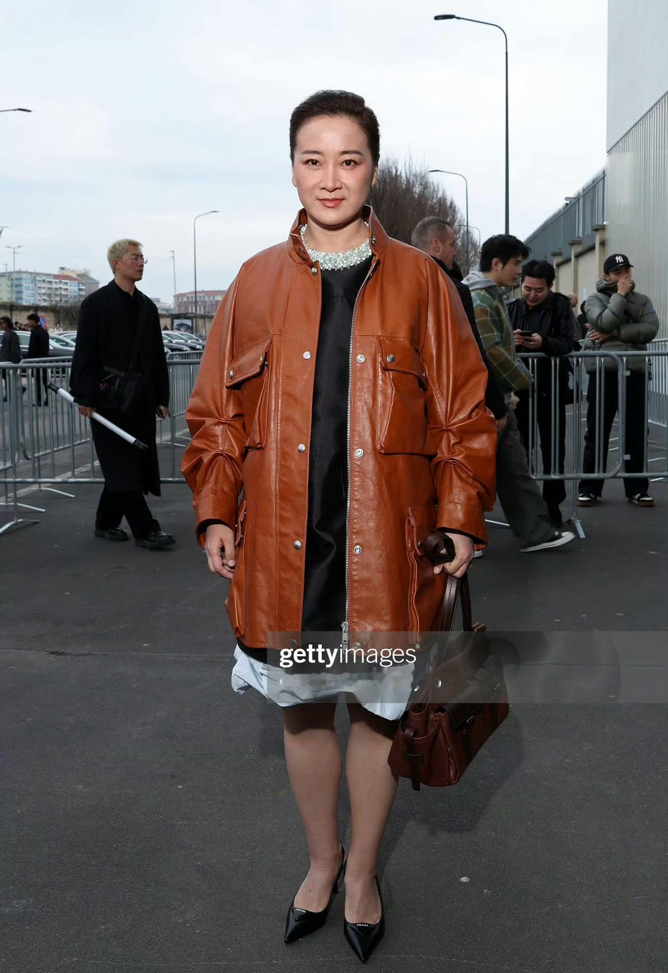 贾玲出席Prada大秀 G社生图 📸 国内的拍摄，谁更真实？Prada米兰男装