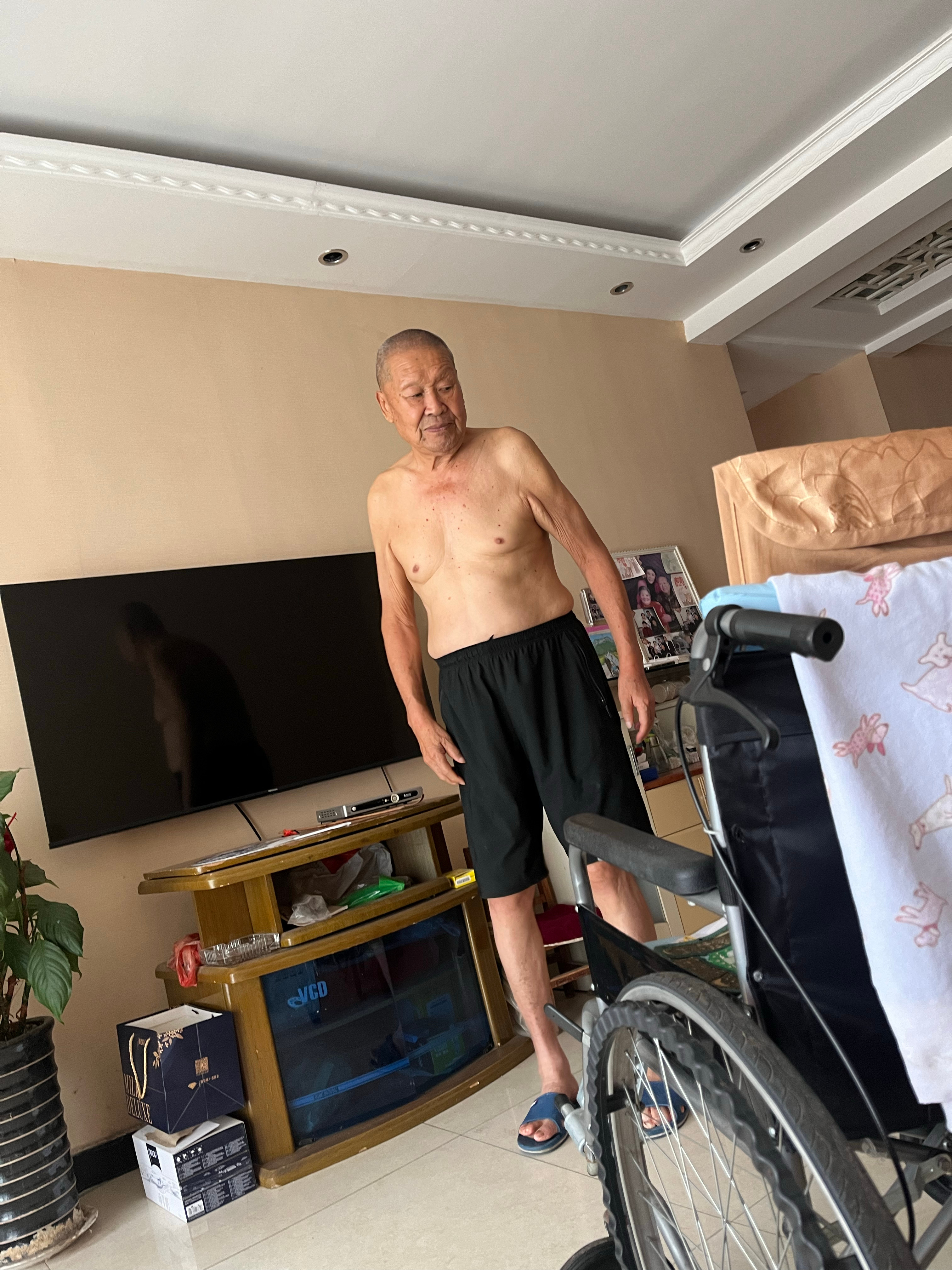 昨天娘因为爹的一串连环屁笑尿了裤子，喊我去洗，我给娘洗完裤子爹大概眼热也去换衣服