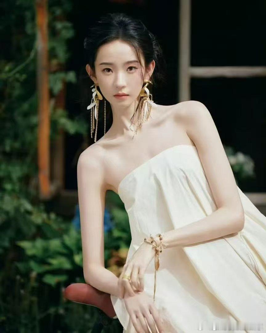 张艺凡chua地一下撞飞范丞丞综艺效果直接拉满！张艺凡抢镜头毫不含糊，一个箭步就