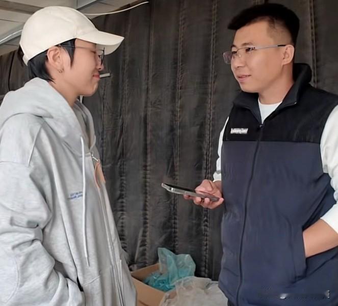 秋天妈妈又恋爱了？！和大连哥的举止表情有点异样，说话都嗲嗲的！眼睛都有光了？
每