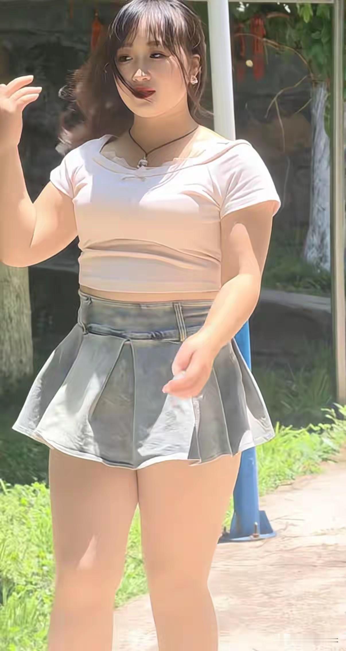 夏日穿搭指南：清爽短袖+金属短裙，轻松出街！🌞👗👗