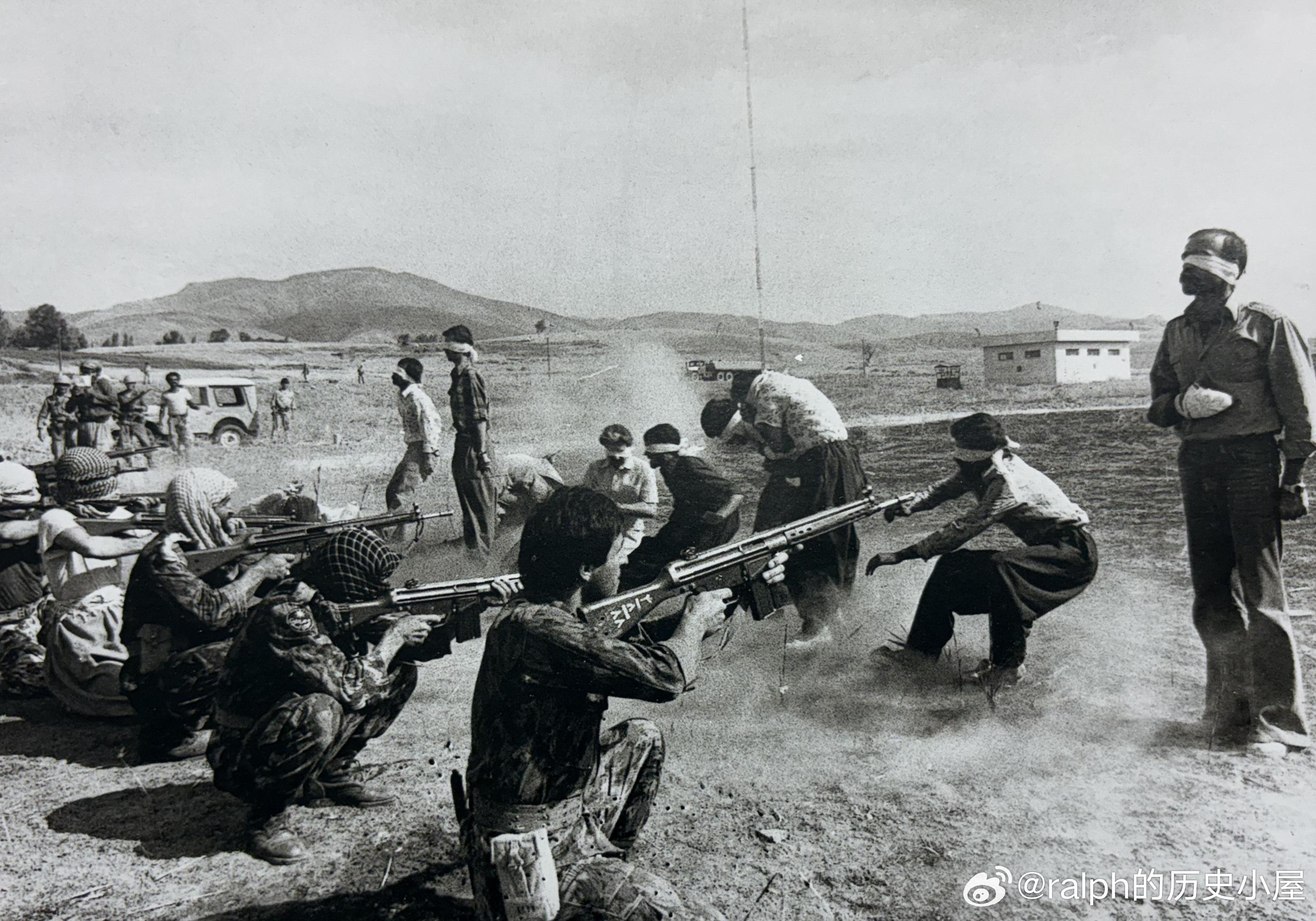 1979年3月27日在伊朗萨南达季，一个政府行刑队枪决了9名库尔德叛乱分子和2名