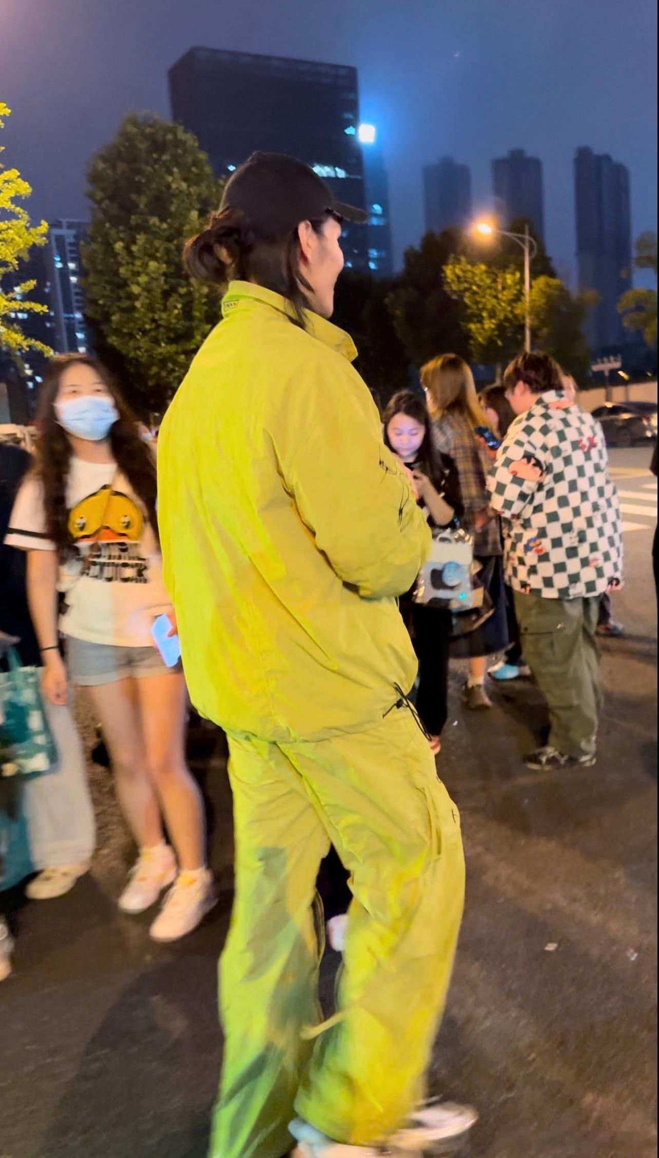 #向佐探班被粉丝喊大少爷好可爱# 向佐探班郭碧婷，还不忘和粉丝热情打招呼！被粉丝