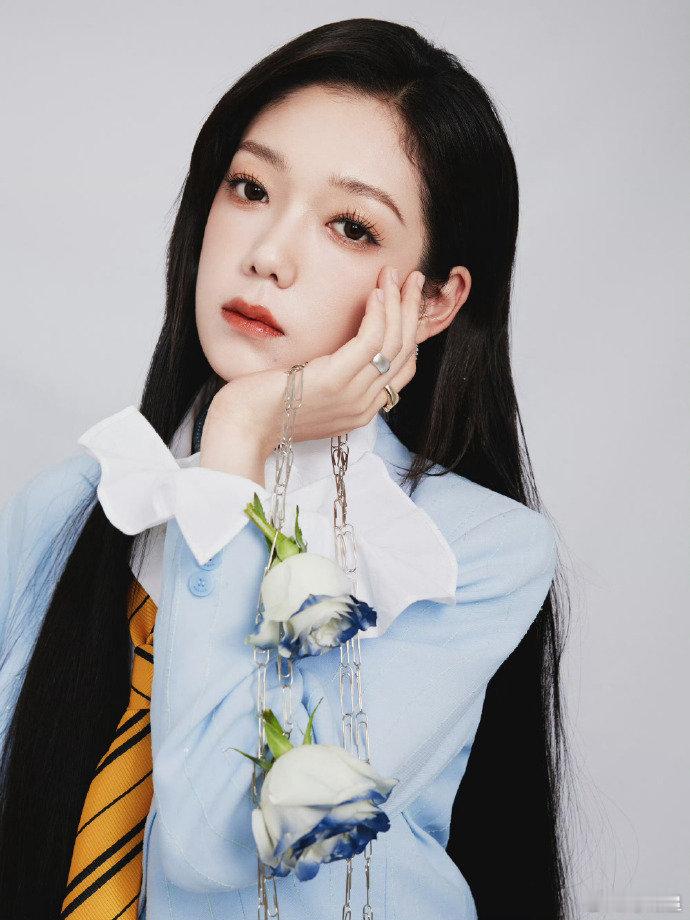 杨超越希林娜依高同年同月同日生 两位选秀出来的漂亮姐姐，居然是同一天降生，狮子座