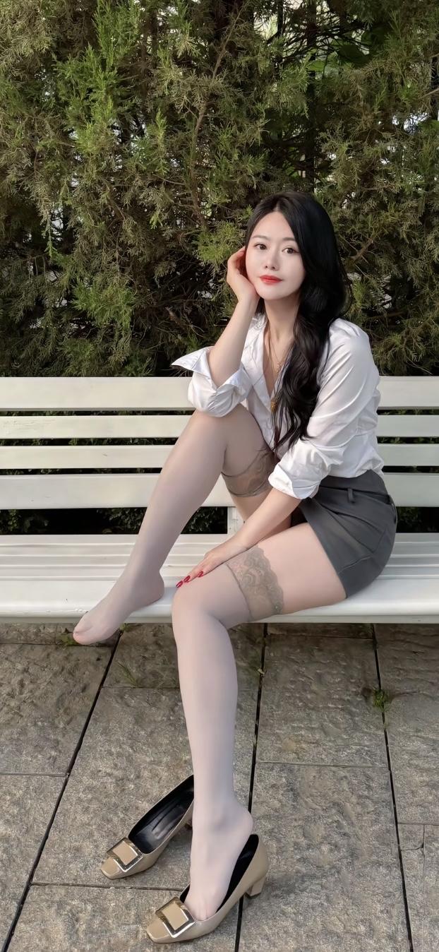 白衬衫搭配灰色短裙+灰丝袜