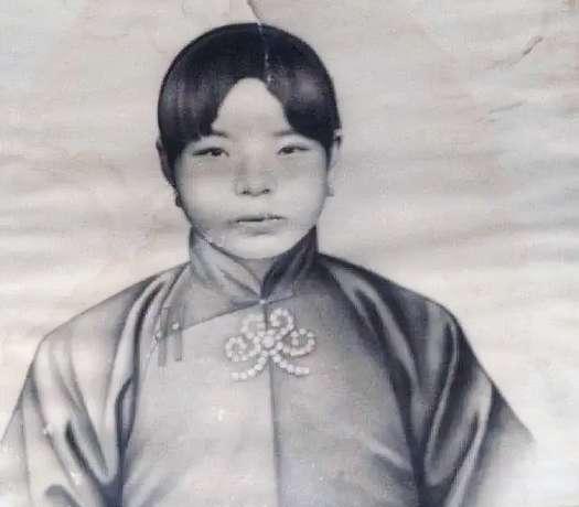 19岁的蒋介石一脚踢在毛福梅的肚子上，导致其流产，蒋介石的母亲王采玉气得边哭边指