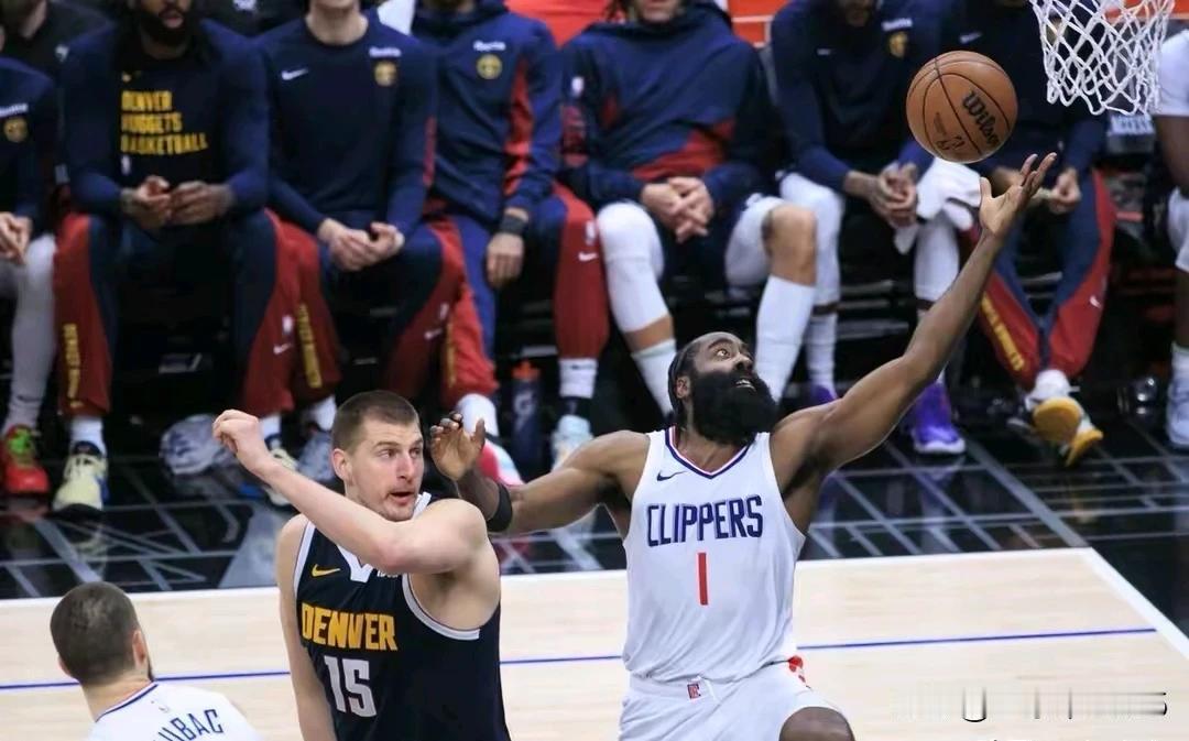 哈登不再唯唯诺诺，竟然23次出手，这样的哈登更可怕，才是季后赛中最需要的哈登。
