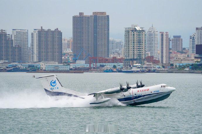 #AG600海上首飞成功# 蛟龙600是中国自行研制的大型水上搜索救援飞机，主要