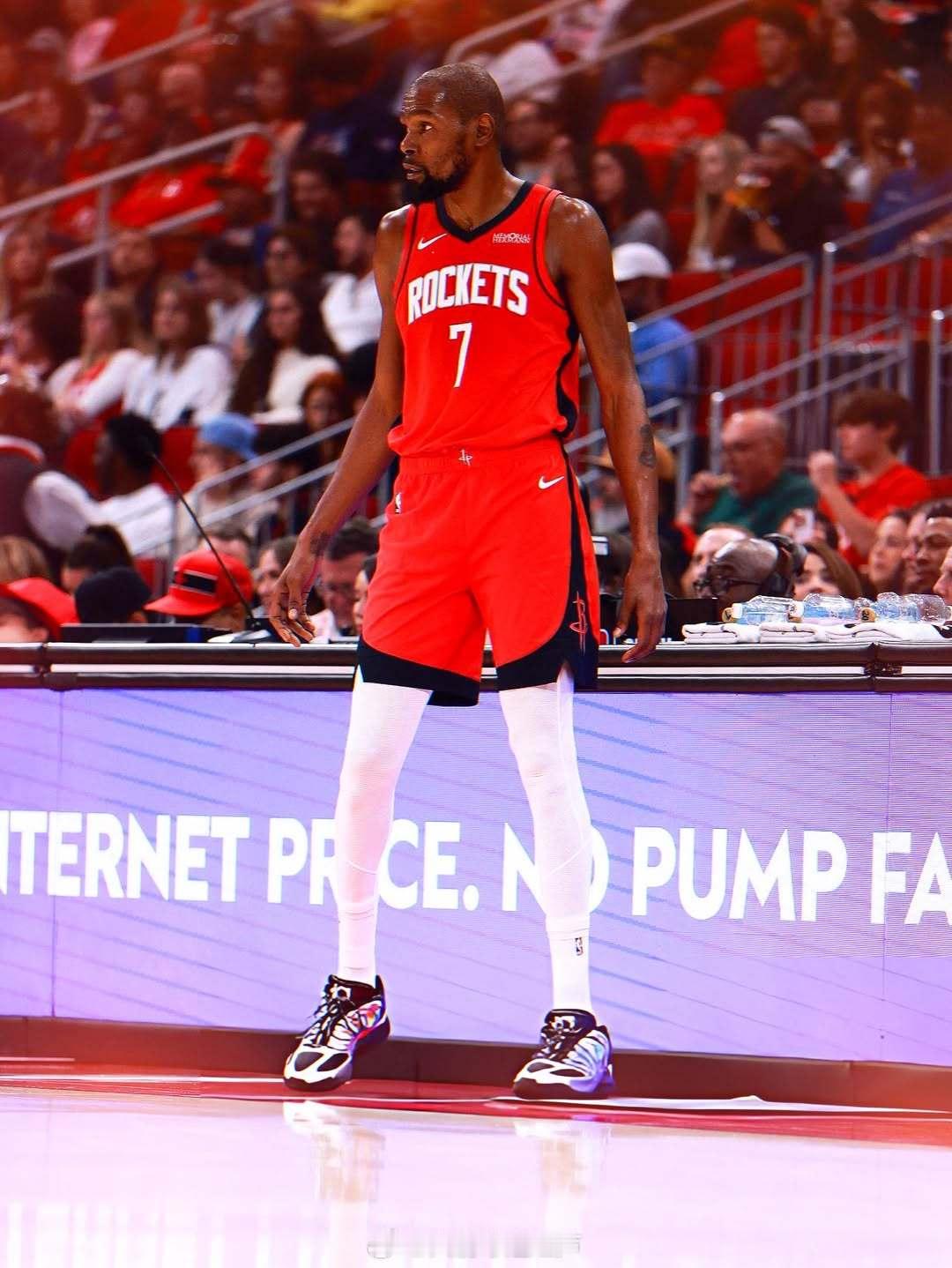 昨天，杜兰特在第四节拿下12分，帮助球队锁定胜局。他在前四场比赛中，第四节场均得