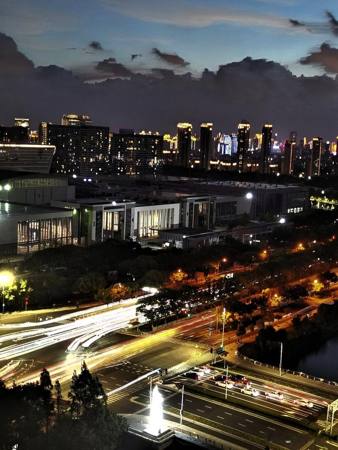 流光快门下的城市夜景

昨晚用流光快门的模式，在同一个十字路口守候夜幕流转，拍摄