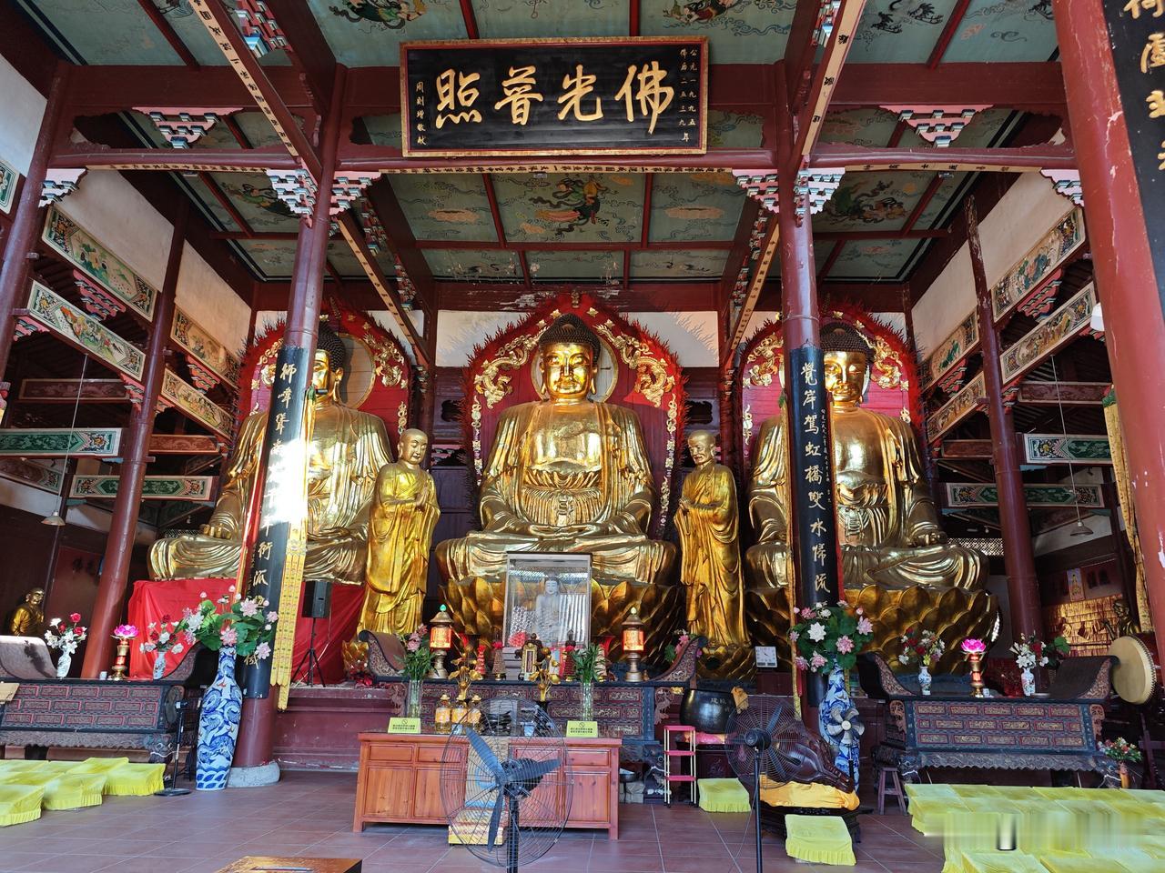 离开建瓯博物馆，步行不远便抵达报恩光孝禅寺，寺院始建于南朝陈永定二年（公元558