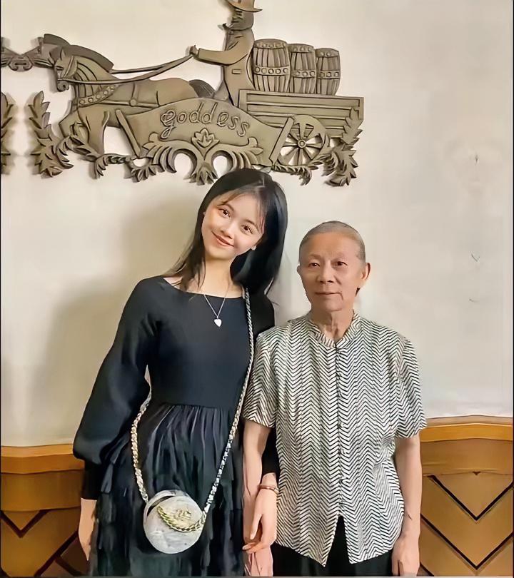 一张家庭合照意外走红，豆豆身边的年轻姑娘是谁？太漂亮了，是不是一位女明星？