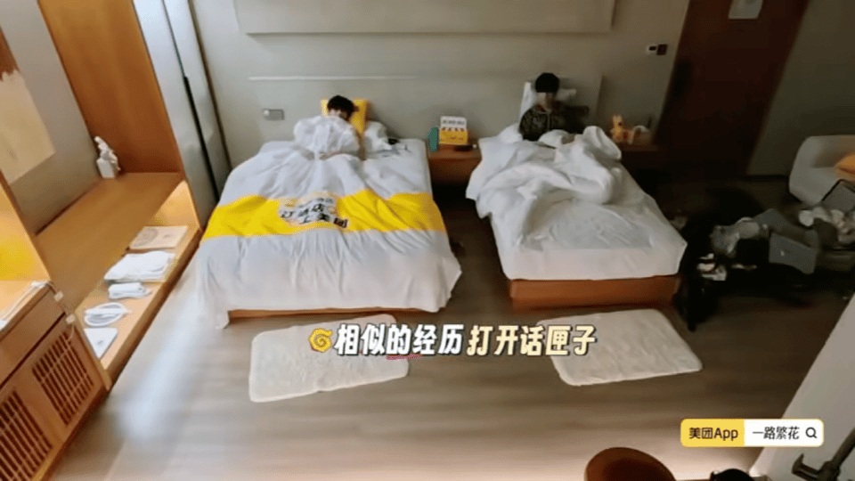 邵子恒余宇涵分享出道经历 余宇涵12岁离家，去重庆追梦。每天训练到很晚，熄灯后他