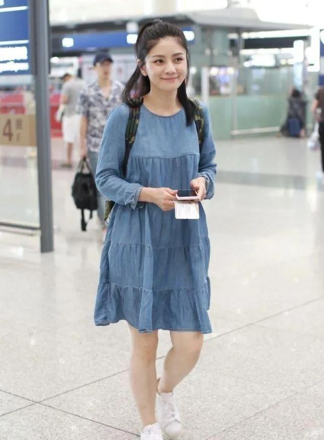 胡可这一身真的好温柔！半扎发型大回春，牛仔连衣裙藏肉又显气质，随手一拍都是邻家姐