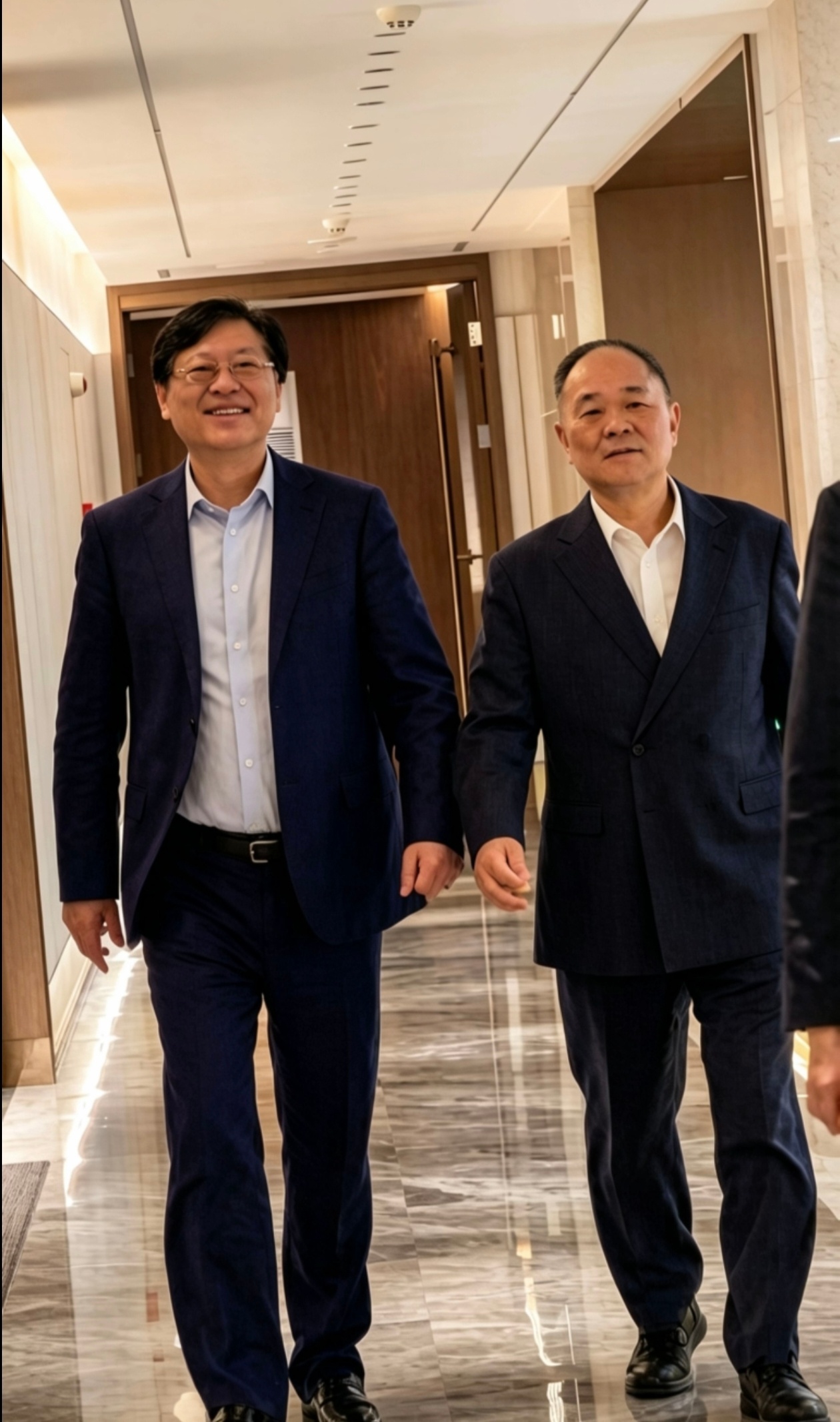 杨元庆李书福意气风发照，绝对是今年科技圈最佳人物照。科技圈都是拍车拍手机多，把大