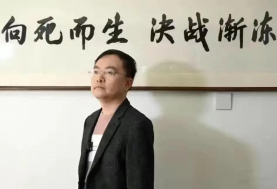 绝症击不垮蔡磊的斗志
 
确诊渐冻症后，蔡磊选择以钢铁般的意志反击。他一边与不断