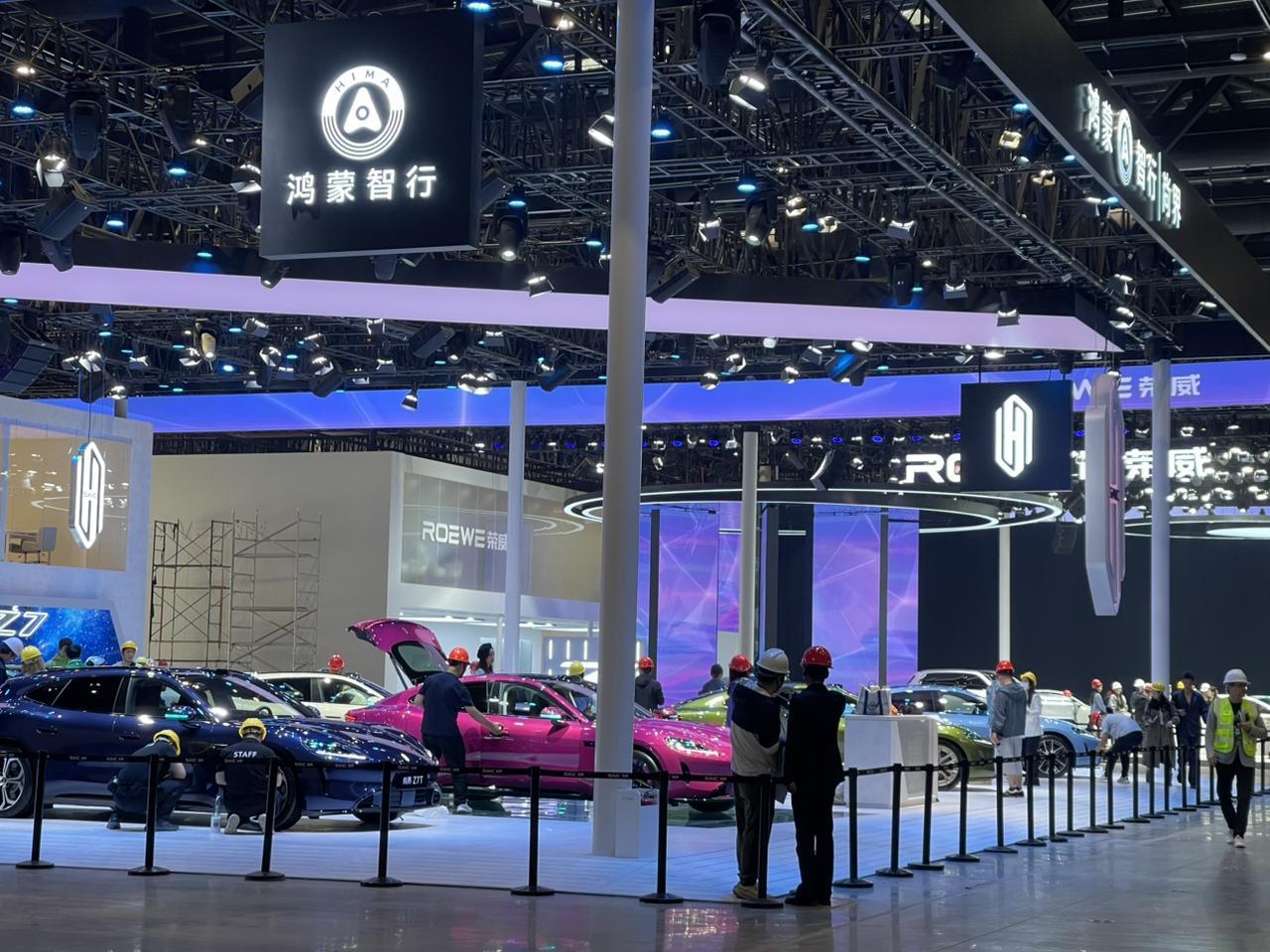 整台布局基本完成，主要参展车型就是刚刚上市的尚界Z7和Z7T，多种配色均在现场。