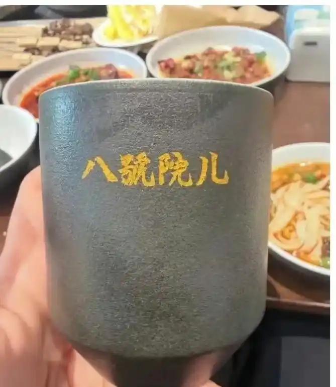 文章开饭店了！
文章在上海开了一家陕西风味餐厅。4月9日，还没到饭点，静安“八号