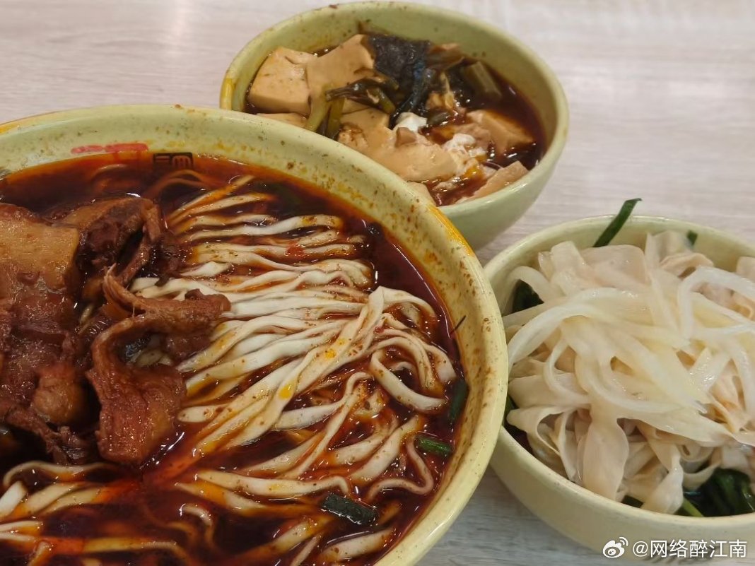 美食 晚上，吃一碗马鞍山当涂县名吃：大肉面，好吃的很……江南家常菜我的美食日记美