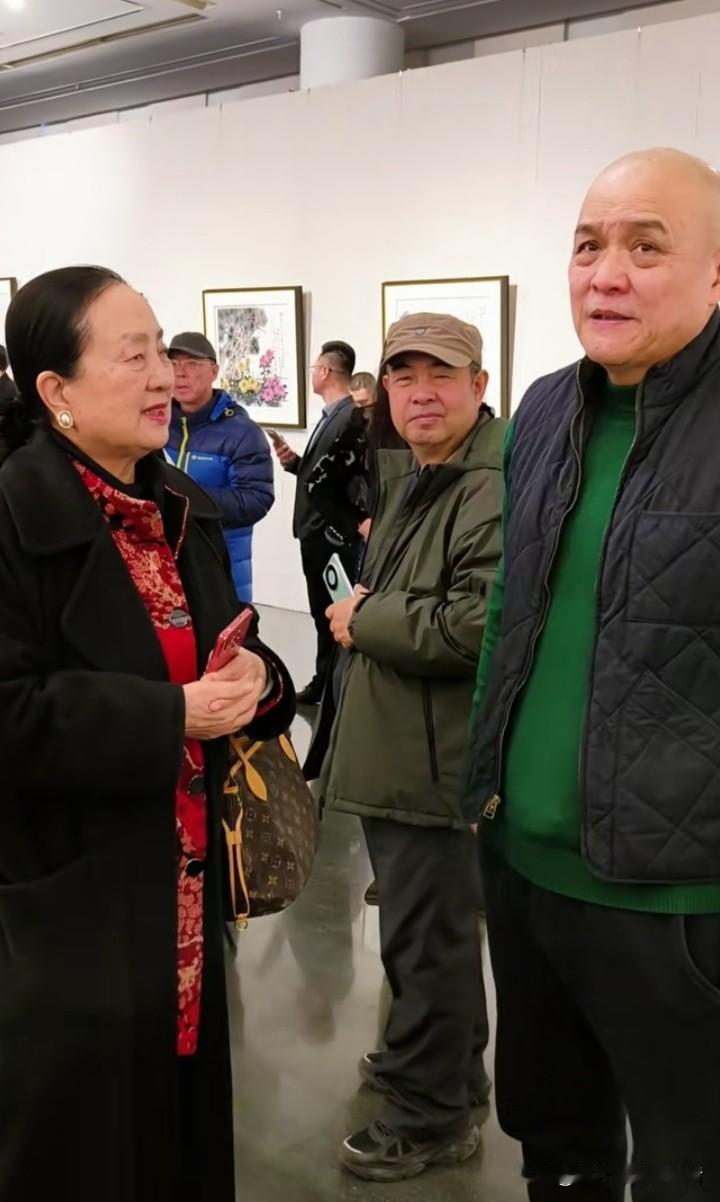 大明星张金玲，现在已经是一位画家了。
师从著名画家娄师白，举办过个人画展，最近和