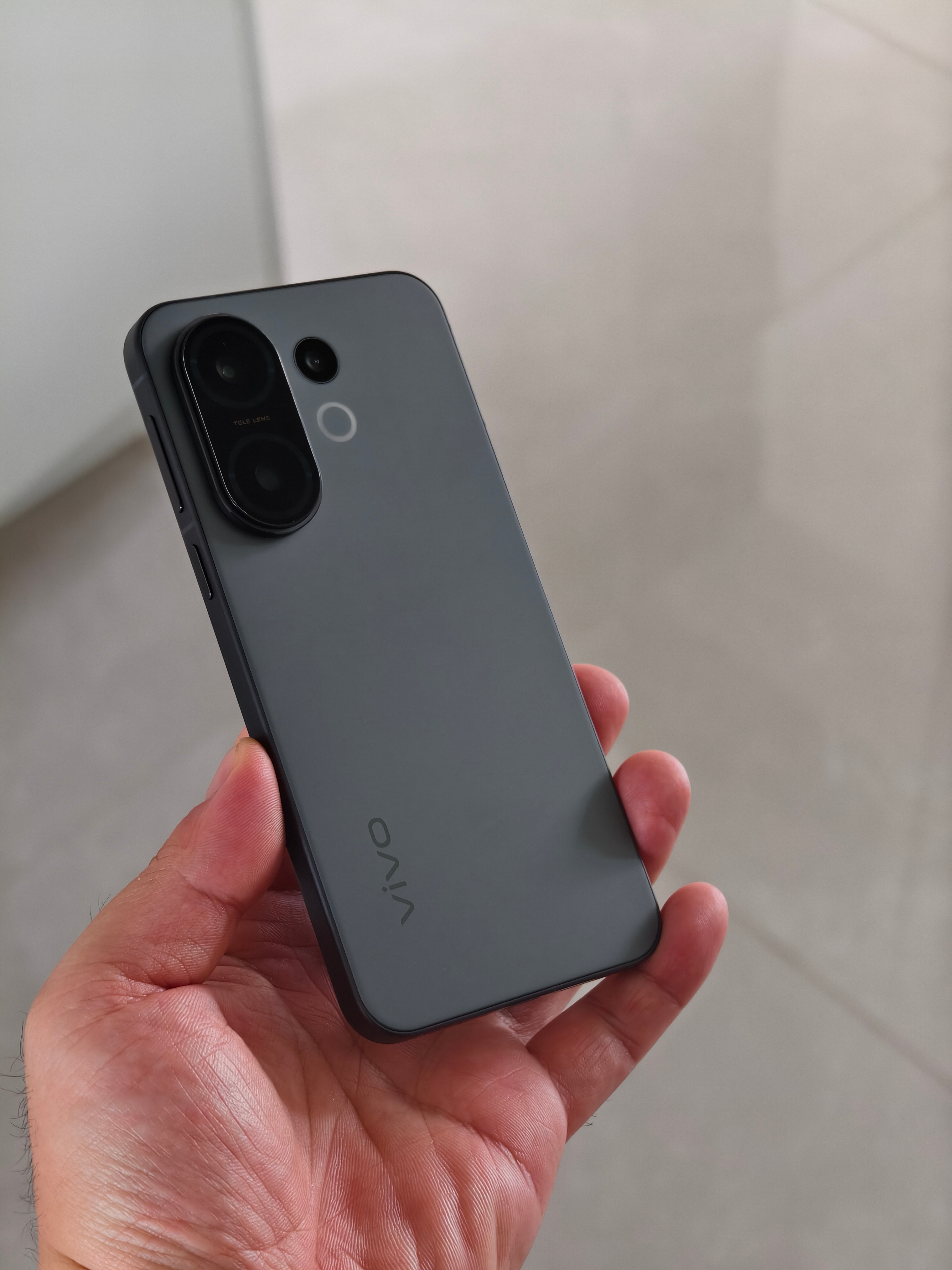 vivo S20 Pro mini上手，黑色的，还挺特别，整机的一体化，比那些撞