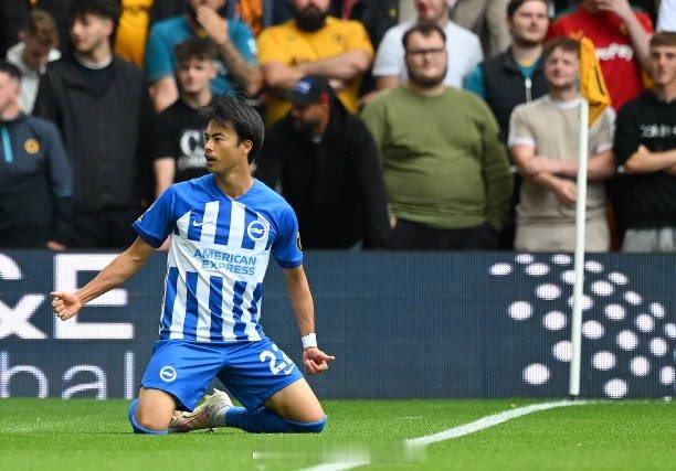 英超日本国脚手持日军军官卡片合影英超球队向中国球迷道歉 竟然是这样的三笘薰！！！