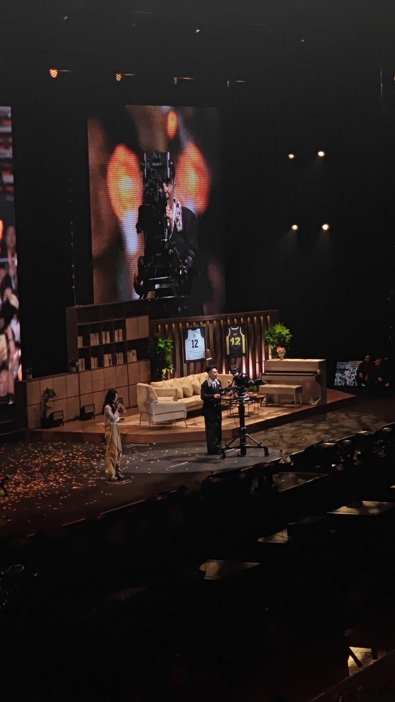 生日月的双倍浪漫！福州站既是柏豪爸爸生日场，又恰逢他本人11月生日，现场唱《敬老