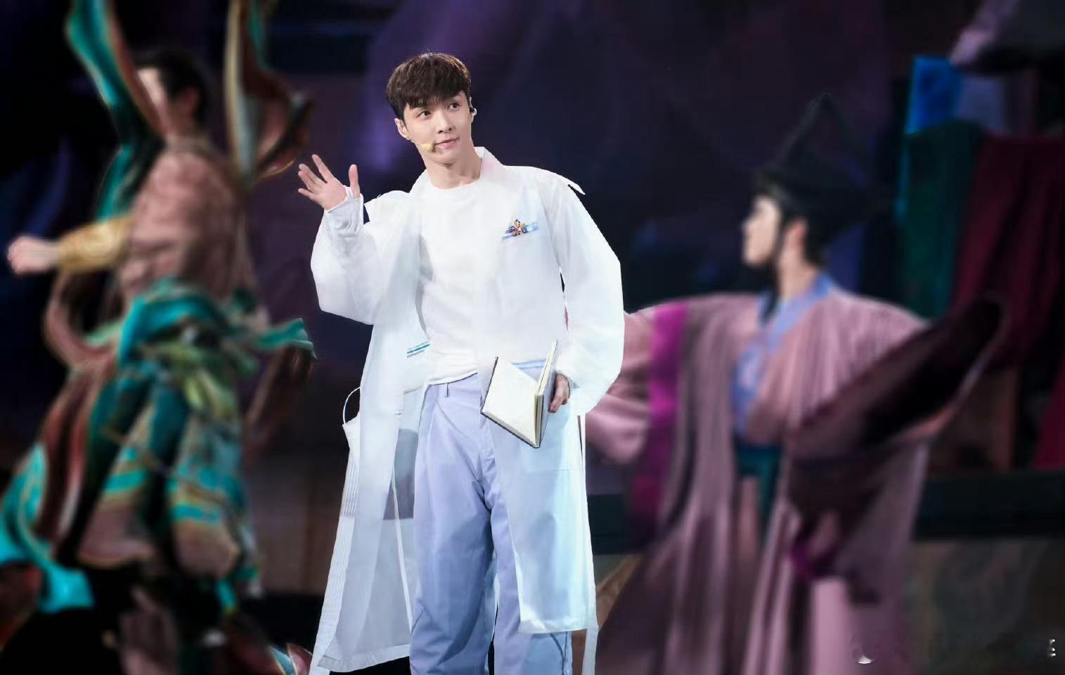 青年明星艺人走上戏剧舞台张艺兴真的越来越红！各种意义上的红 