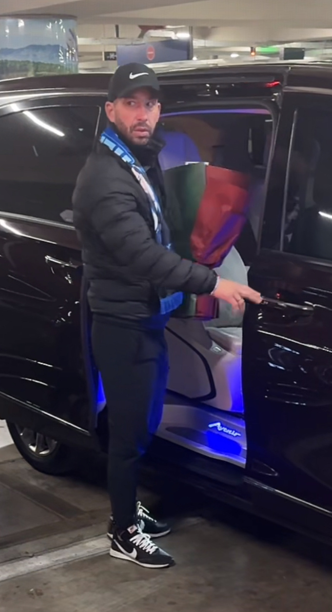 武汉三镇  睡不着看了会儿直播接机，印象最深的场景是莫拉展开了围巾，对镜头指了一