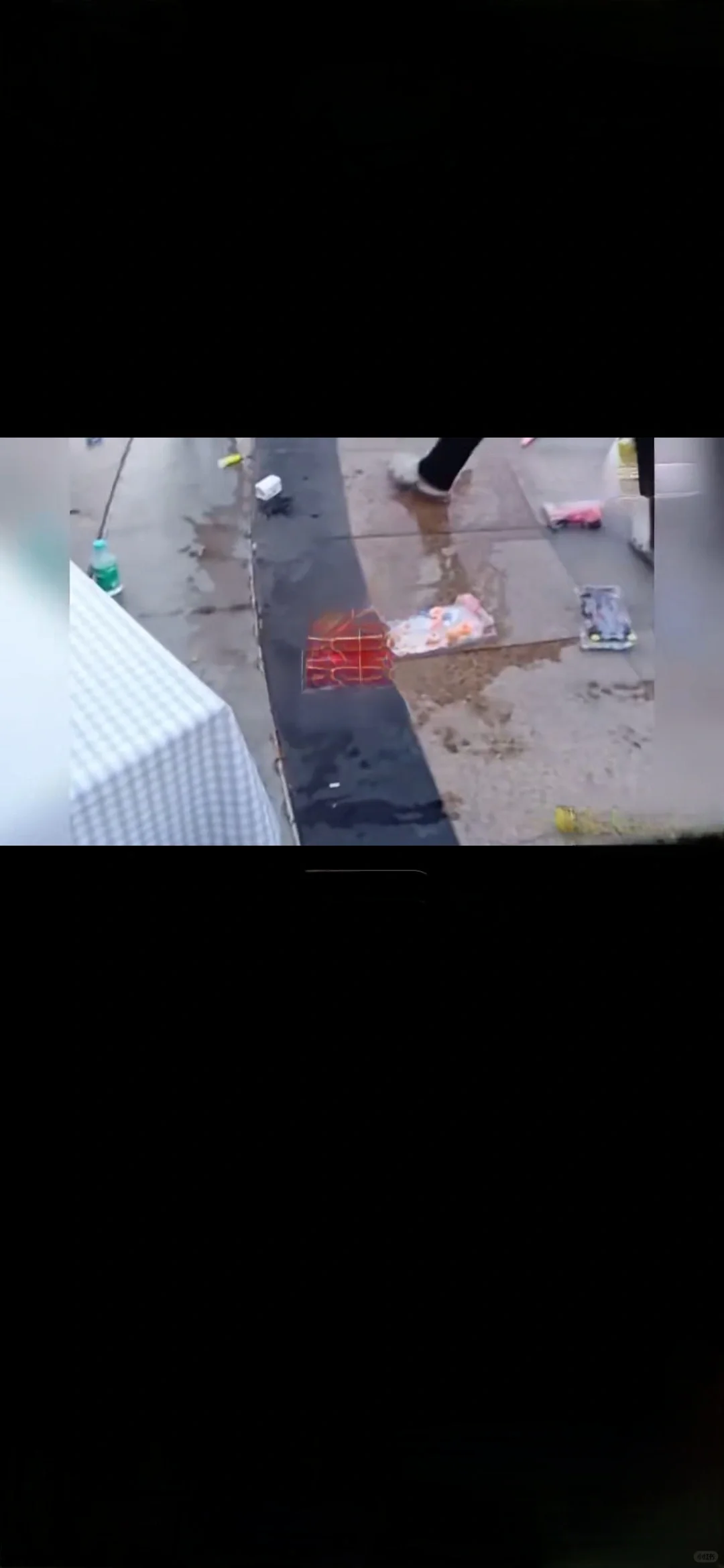 小孩摆摊卖西瓜汁被广场舞大妈踢翻