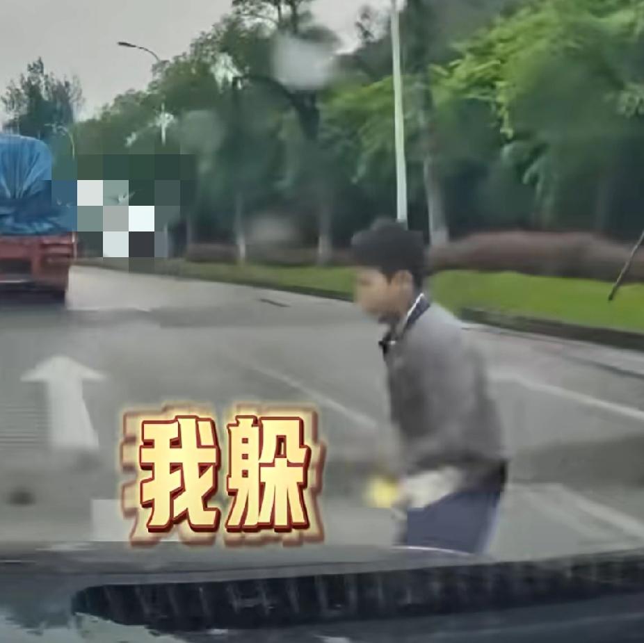 11月1日，重庆一小孩哥不顾来往车辆横穿马路，侥幸躲过一辆车后被撞飞，站起身后疼