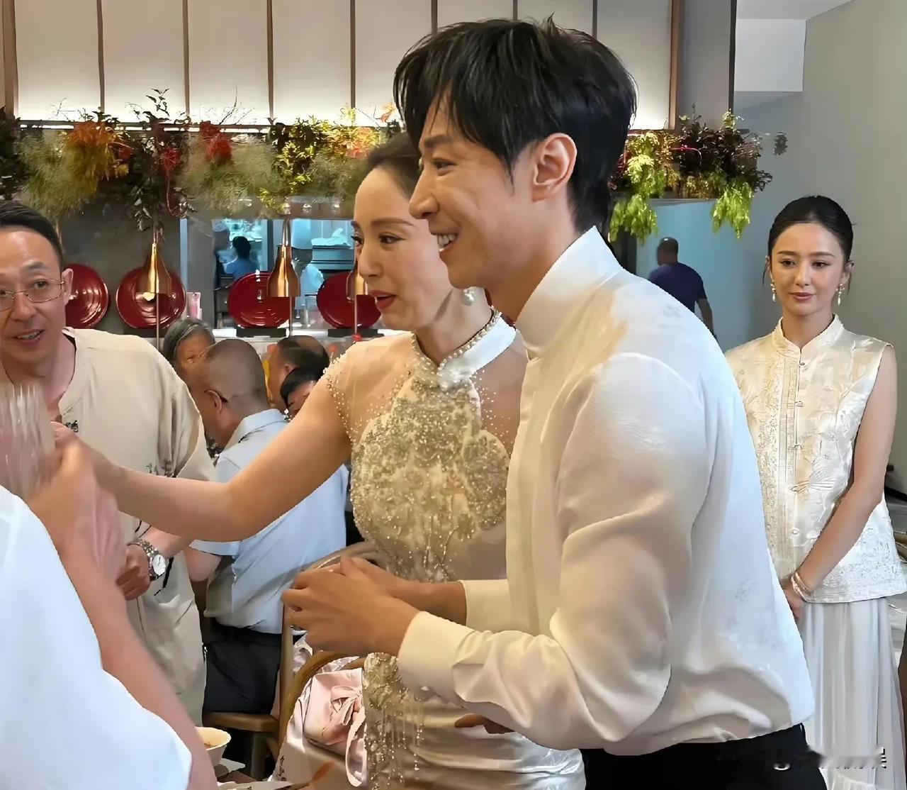 董璇：我又要办婚礼了！

婚礼策划：新郎又换人了！

张维伊：董璇你和策划强调这