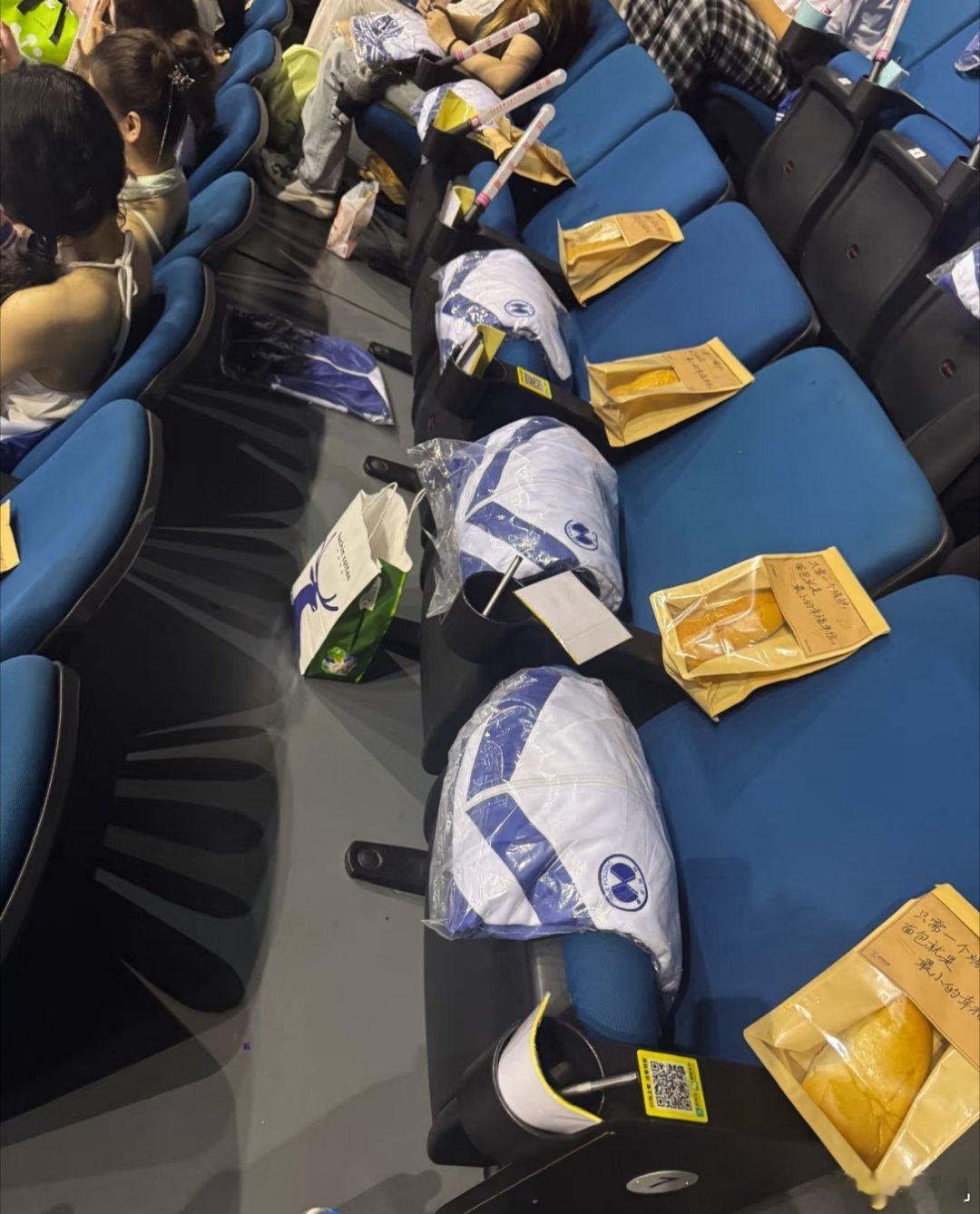还是老辈子会疼人啊，徐良演唱会，人手一件校服，加一个没有鸡腿的鸡腿面包。tf运动