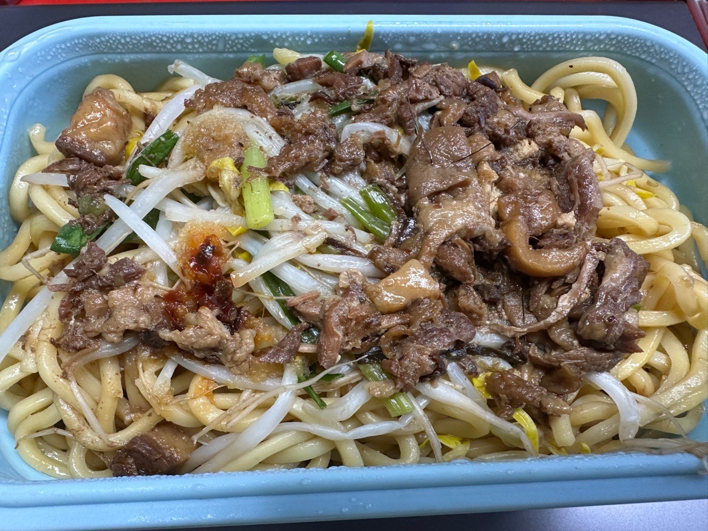 昨晚一直想着好吃的炒面，今天一早拿着环保餐盒去买炒面，老板娘还提醒说，如果是中餐