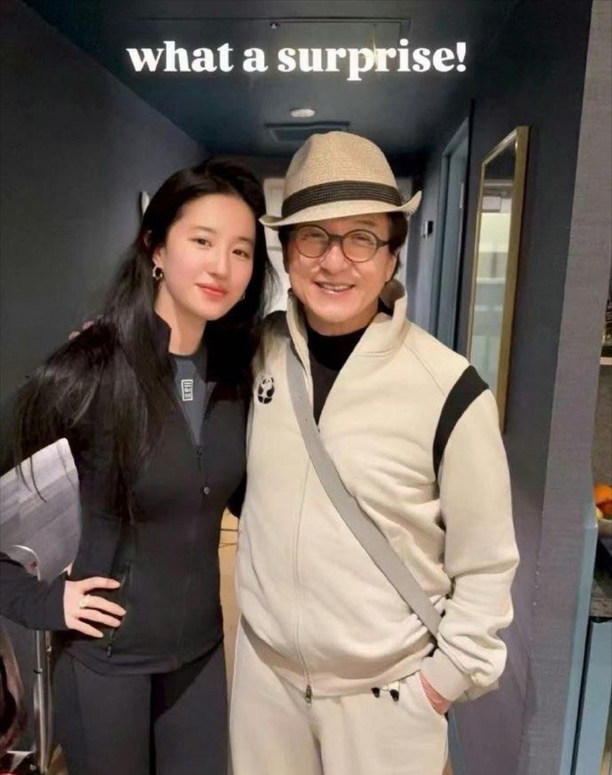 刘亦菲跟成龙同框互动超亲昵？身材太棒啦！这素颜状态绝绝子，身材苗条笑容超自然，就