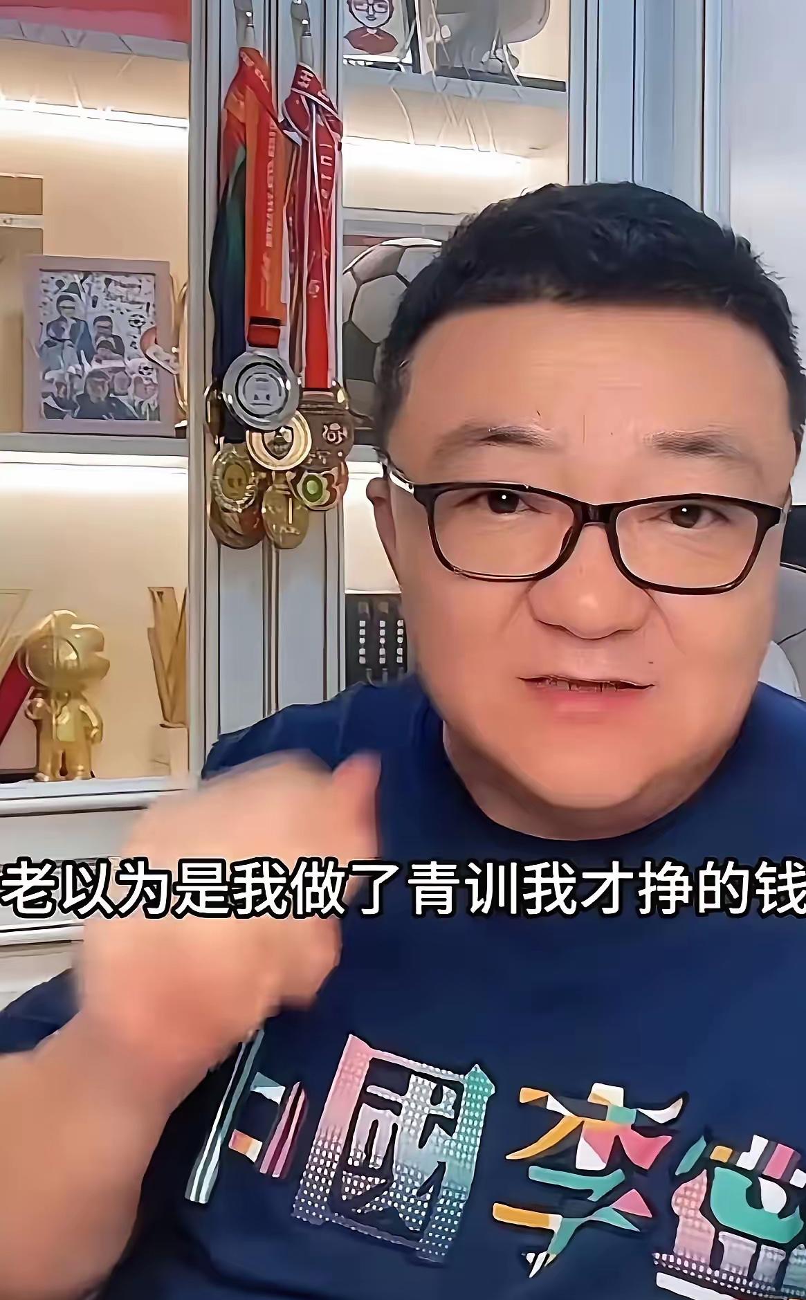 董路彻底失望透顶：自己辛辛苦苦教这批孩子踢足球，最后却发现，我教会了他们踢球，却